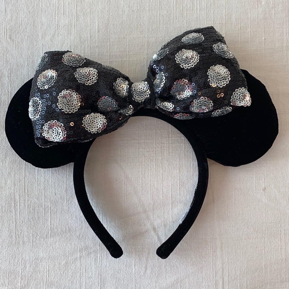 Velvet Disney Minnie Mouse ears. Changeable bow!